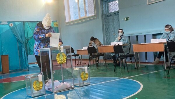 Избиратели голосуют на участке №235 в Алматы - Sputnik Қазақстан