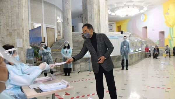 Аким Алматы Бакытжан Сагинтаев на избирательном участке  - Sputnik Казахстан