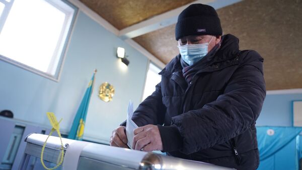 Избиратель голосует на участке №235 в Алматы  - Sputnik Казахстан
