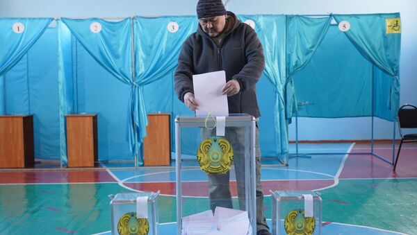 Избиратель голосует на участке №235 в Алматы - Sputnik Қазақстан
