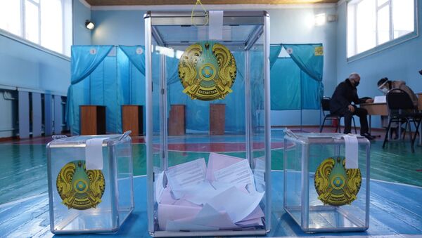 Урны для голосования на избирательном участке  - Sputnik Қазақстан