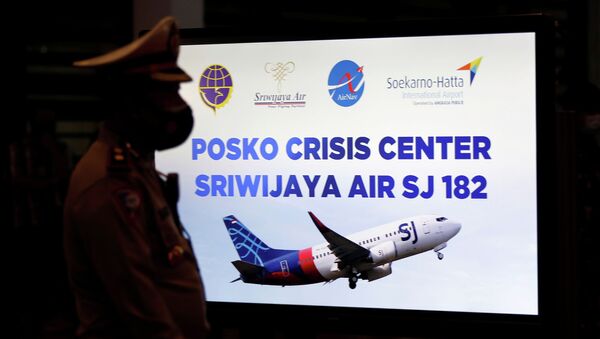 Таблица кризисного центра по крушению Sriwijaya Air SJ182 в терминале аэропорта Сукарно-Хатта в Джакарте  - Sputnik Казахстан