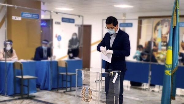 Министр образования Асхат Аймагамбетов на избирательном участке  - Sputnik Казахстан