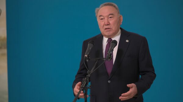 Елбасы Нурсултан Назарбаев на избирательном участке  - Sputnik Казахстан