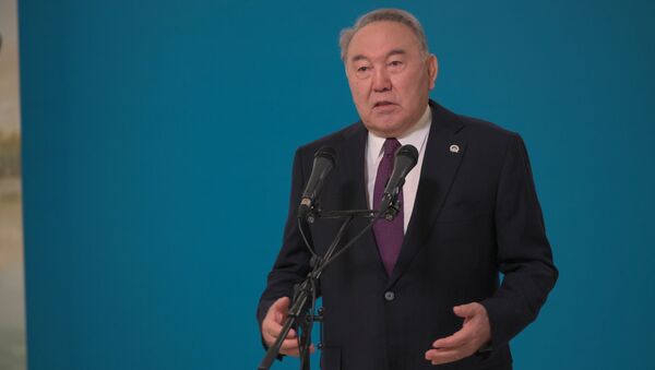 Елбасы Нурсултан Назарбаев на избирательном участке  - Sputnik Қазақстан