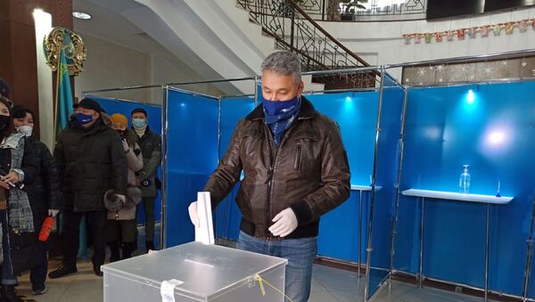 Азат Перуашев на избирательном участке - Sputnik Қазақстан