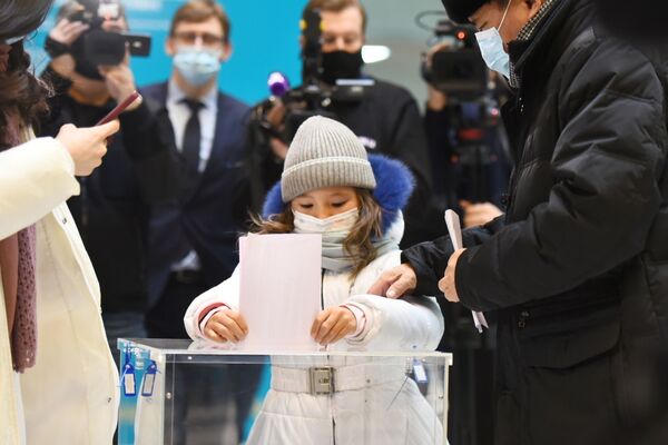 Избиратели приходят на участки с детьми  - Sputnik Казахстан