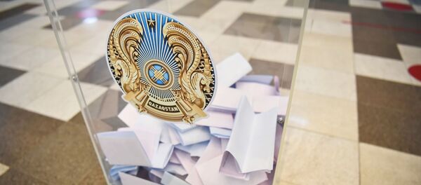 Бюллетени в урне для голосования  - Sputnik Казахстан
