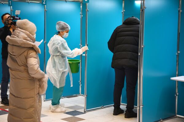 Санобработка кабинок для голосования на избирательном участке - Sputnik Казахстан