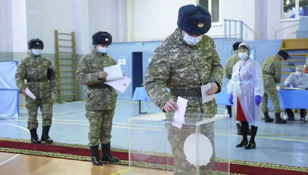 Голосование в воинских частях - Sputnik Казахстан