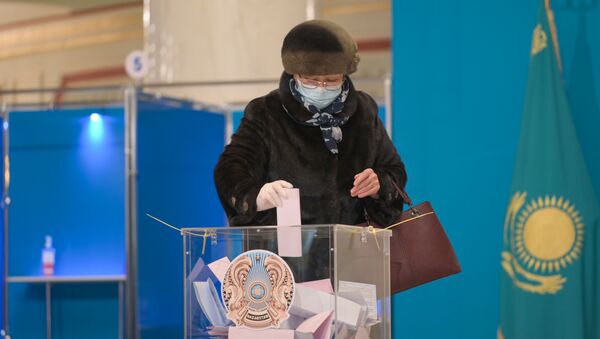 Казахстанцы голосуют на выборах в парламент  - Sputnik Казахстан