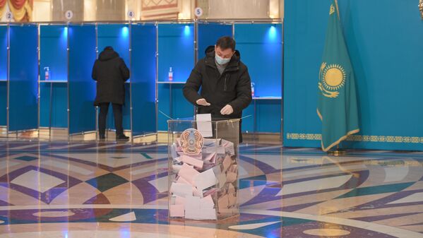 Казахстанцы голосуют на выборах в парламент  - Sputnik Казахстан