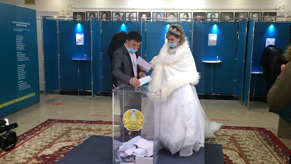Молодожены на избирательном участке в Нур-Султане - Sputnik Казахстан