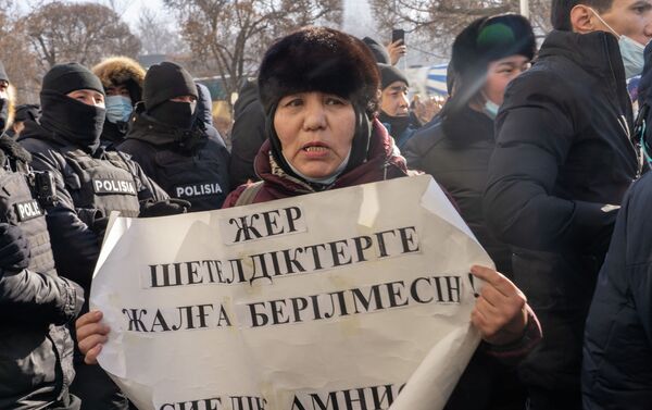 Участница митинга в Алматы  - Sputnik Казахстан