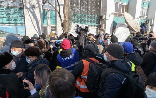 Журналисты снимают митинг в Алматы - Sputnik Казахстан