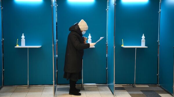 Казахстанцы голосуют на выборах  - Sputnik Казахстан