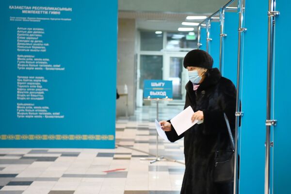 Казахстанцы голосуют на выборах в мажилис - Sputnik Казахстан
