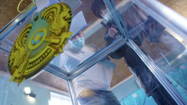 Алматинцы голосуют на выборах - Sputnik Қазақстан