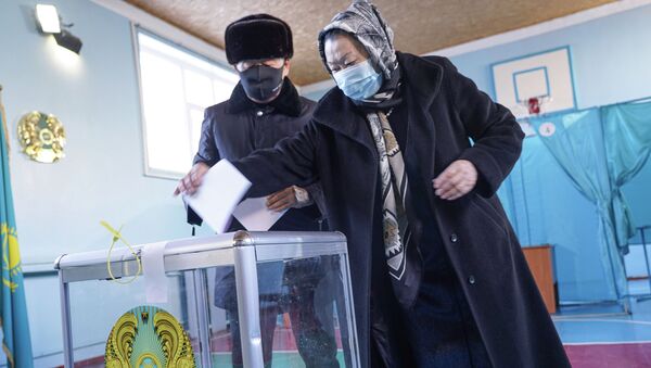 Алматинцы голосуют на выборах - Sputnik Казахстан