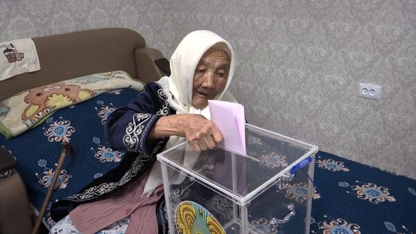 Старейшая жительница Алматинской области проголосовала на выборах в мажилис - Sputnik Казахстан