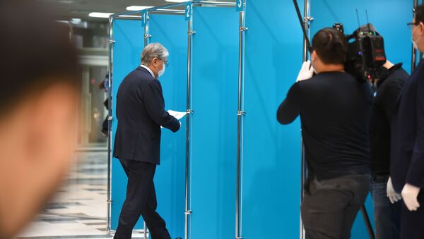 Касым-Жомарт Токаев на избирательном участке - Sputnik Казахстан