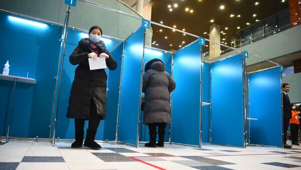 Казахстанцы голосуют на выборах - Sputnik Қазақстан