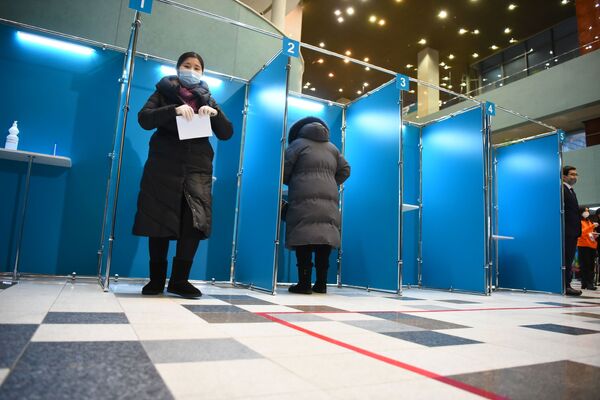 Казахстанцы голосуют на выборах - Sputnik Казахстан