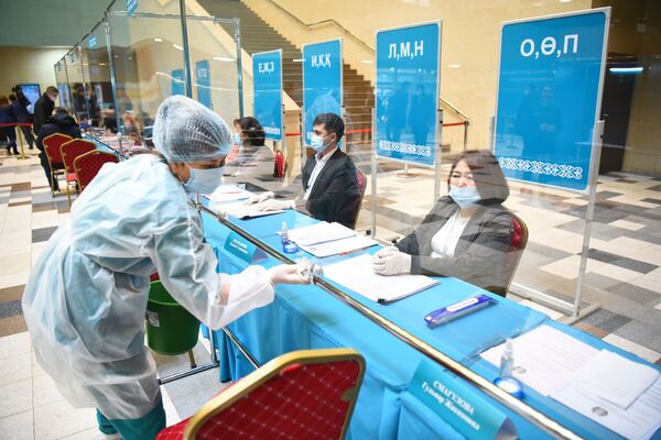 Казахстанцы голосуют на выборах - Sputnik Казахстан