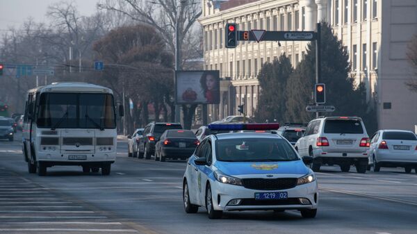 Полицейский автомобиль на дороге в Алматы - Sputnik Қазақстан