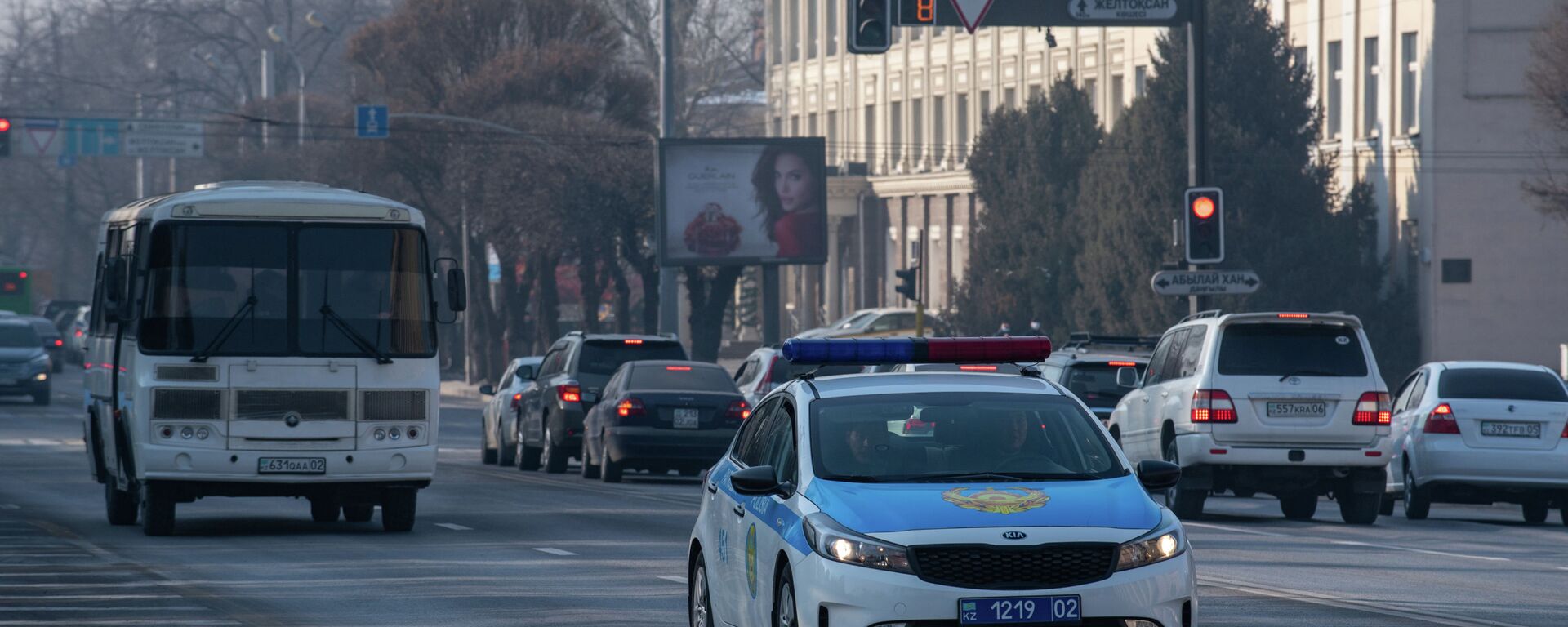 Полицейский автомобиль на дороге в Алматы - Sputnik Казахстан, 1920, 03.10.2023