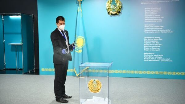 Урну для голосования обеззараживают перед подходом Елбасы - Sputnik Казахстан