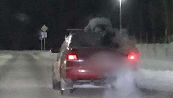 Мужчина катался на крыше авто в Павлодаре: водителя оштрафовали - Sputnik Казахстан