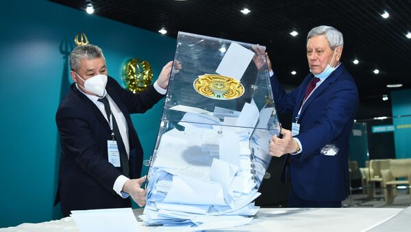 Подсчет голосов на выборах кандидатов от Ассамблеи народа Казахстана - Sputnik Қазақстан