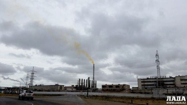 КазАзот в Актау оштрафовали за желтый дым из трубы - Sputnik Казахстан