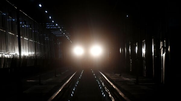 Поезд в тоннеле метрополитена в Москве - Sputnik Казахстан