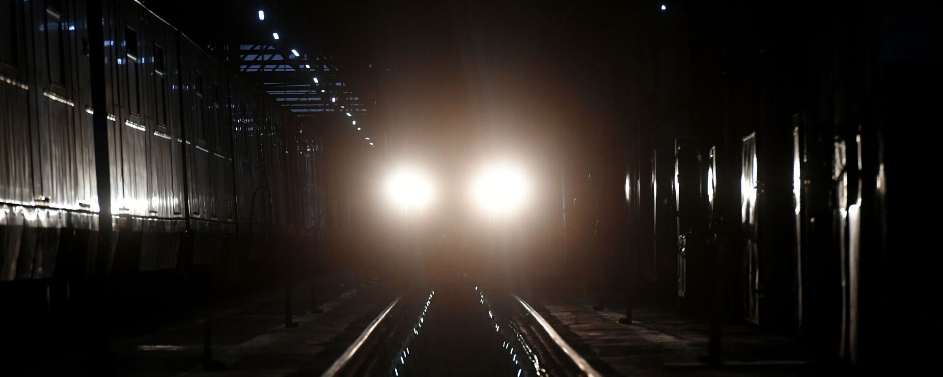 Поезд в тоннеле метрополитена в Москве - Sputnik Казахстан, 1920, 11.01.2021