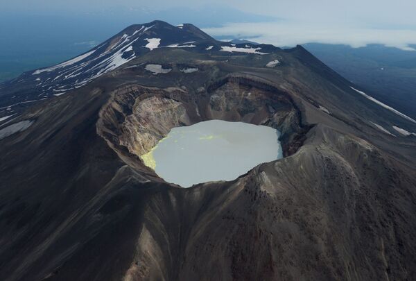 Кратерное озеро вулкана Малый Семячик на Камчатке - Sputnik Казахстан