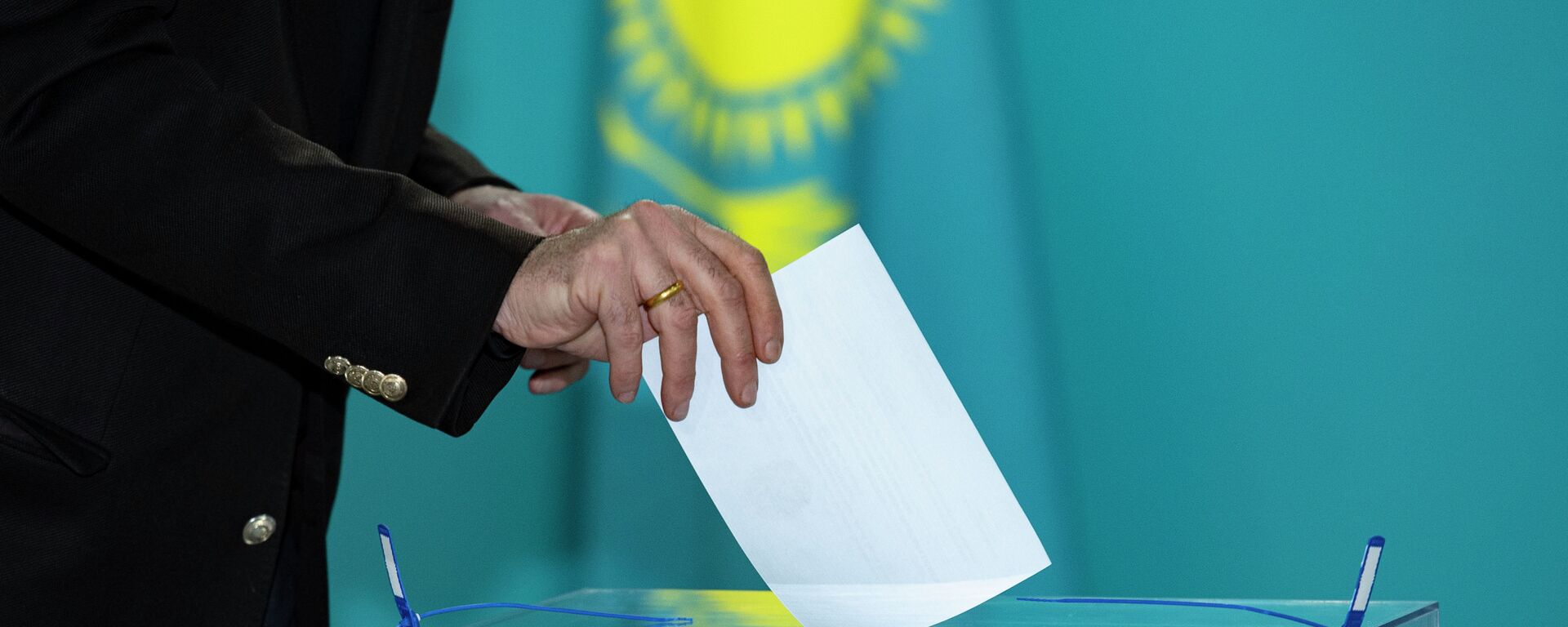 Представители Ассамблеи народа Казахстана голосуют на выборах в мажилис - Sputnik Казахстан, 1920, 26.12.2022