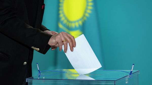 Представители Ассамблеи народа Казахстана голосуют на выборах в мажилис - Sputnik Қазақстан