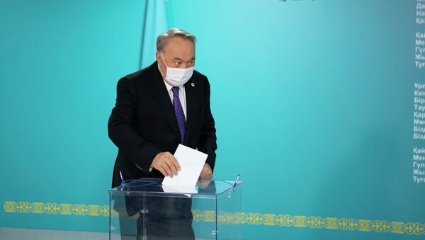 Елбасы Нурсултан Назарбаев проголосовал за кандидатов от Ассамблеи народа Казахстана - Sputnik Казахстан