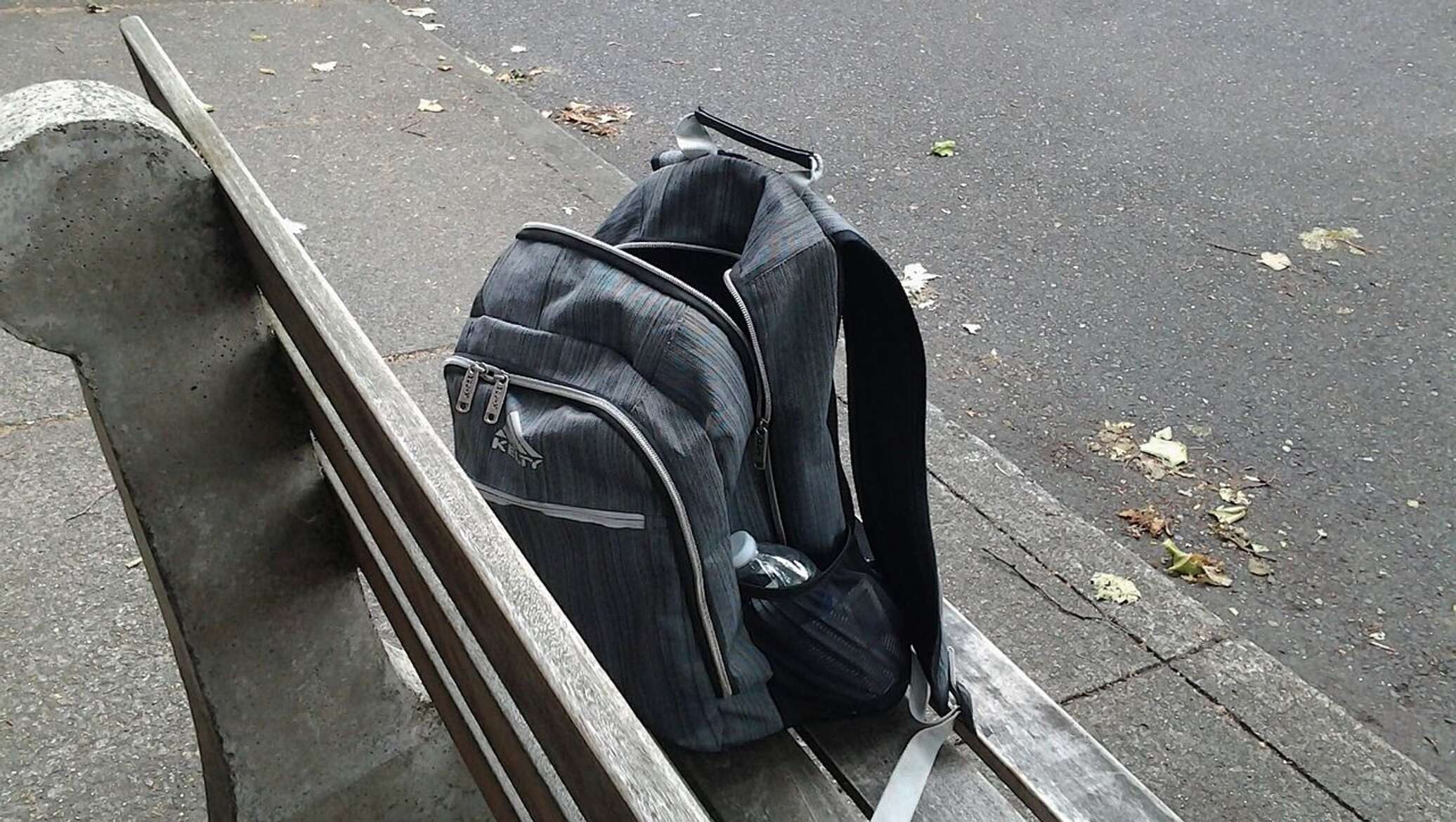 Исчезнувший портфель. Рюкзак на скамейке. Подозрительный рюкзак. Украли рюкзак. Рюкзак на асфальте.