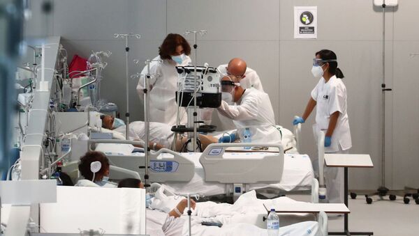 Врачи изучают показатели аппаратуры в палате интенсивной терапии в больнице с коронавирусом - Sputnik Қазақстан