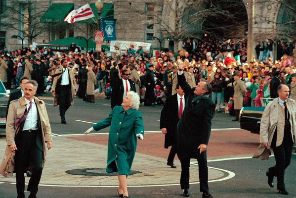Президент Джордж Буш и первая леди Барбара Буш приветствуют толпу в Вашингтоне - Sputnik Казахстан