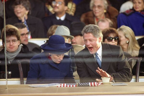 Президент Билл Клинтон и первая леди Хиллари Клинтон во время инаугурационного парада в Вашингтоне, 1993 год - Sputnik Казахстан