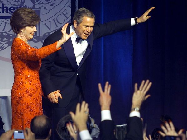 Президент США Джордж Буш с женой Лорой на инаугурационном балу Marriott Wardman в Вашингтоне - Sputnik Казахстан