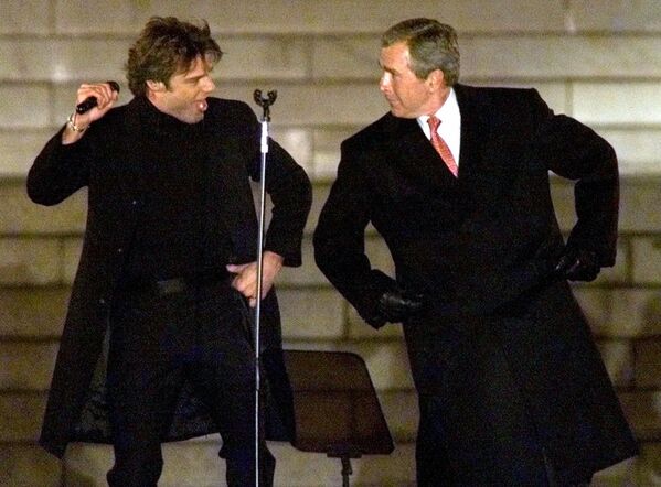 Избранный президент Джордж Буш танцует с певцом Рики Мартином во время церемонии инаугурации в Вашингтоне, 2001 год  - Sputnik Казахстан