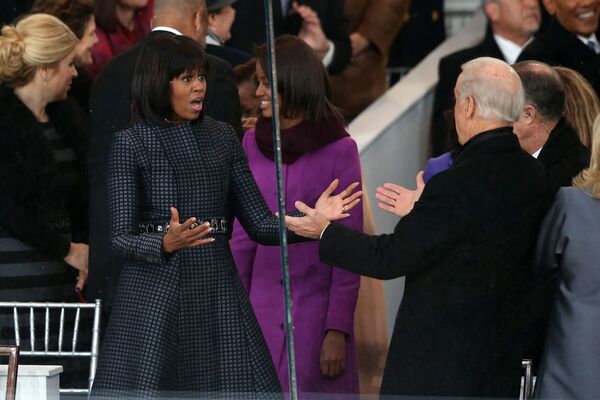 Первая леди Мишель Обама во время привествия вице-президента Джо Байдена на параде в честь инаугурации в Вашингтоне  - Sputnik Казахстан