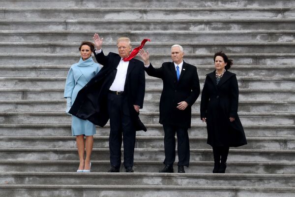 Президент США Дональд Трамп, первая леди США Мелания и вице-президент Майк Пенс с женой на церемонии инаугурации в Вашингтоне - Sputnik Казахстан