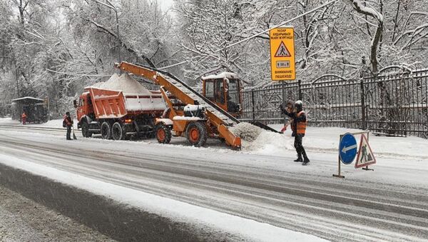 Последствия сильного снегопада в Алматы - Sputnik Казахстан