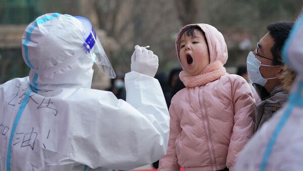 Медик в защитном костюме просит девочку открыть рот для ПЦР-теста на коронавирус  - Sputnik Казахстан